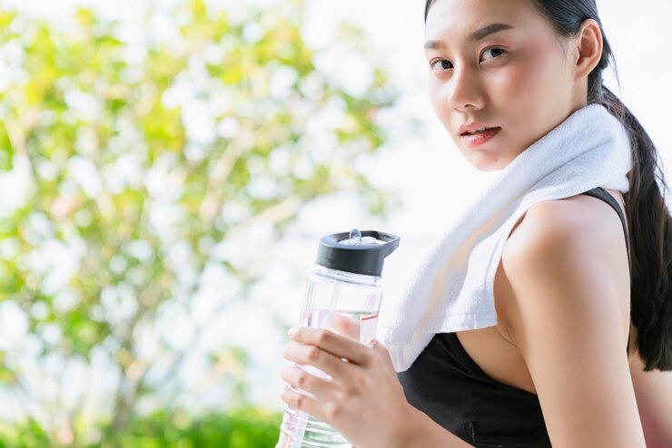 air rendaman timun, infused water timun, manfaat air timun, detoks alami, air timun untuk ginjal, air timun dan asam urat, minuman sehat ibu muda, air timun untuk kulit